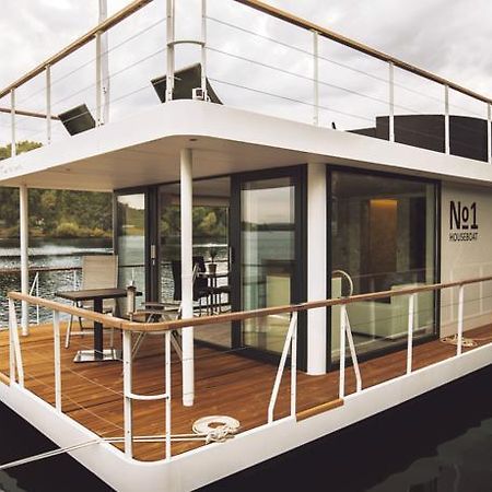 Vipliving Houseboat Hotell Prag Exteriör bild