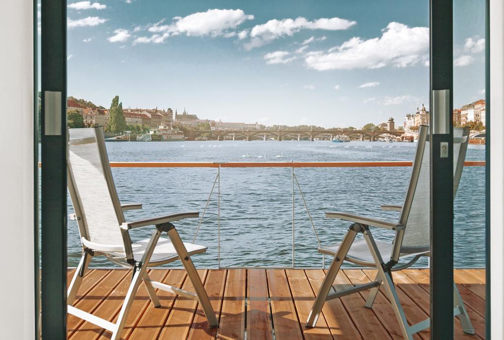 Vipliving Houseboat Hotell Prag Exteriör bild