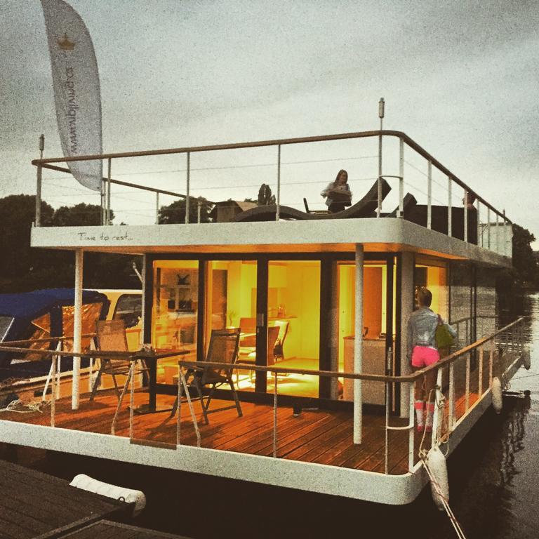 Vipliving Houseboat Hotell Prag Exteriör bild