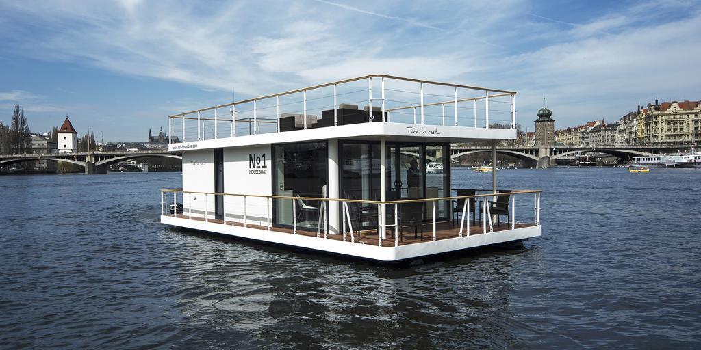 Vipliving Houseboat Hotell Prag Exteriör bild